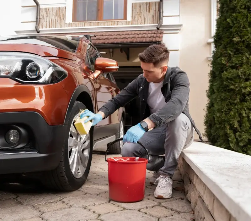 Lavage auto à domicile Camarès : professionnel intervenant sur un véhicule